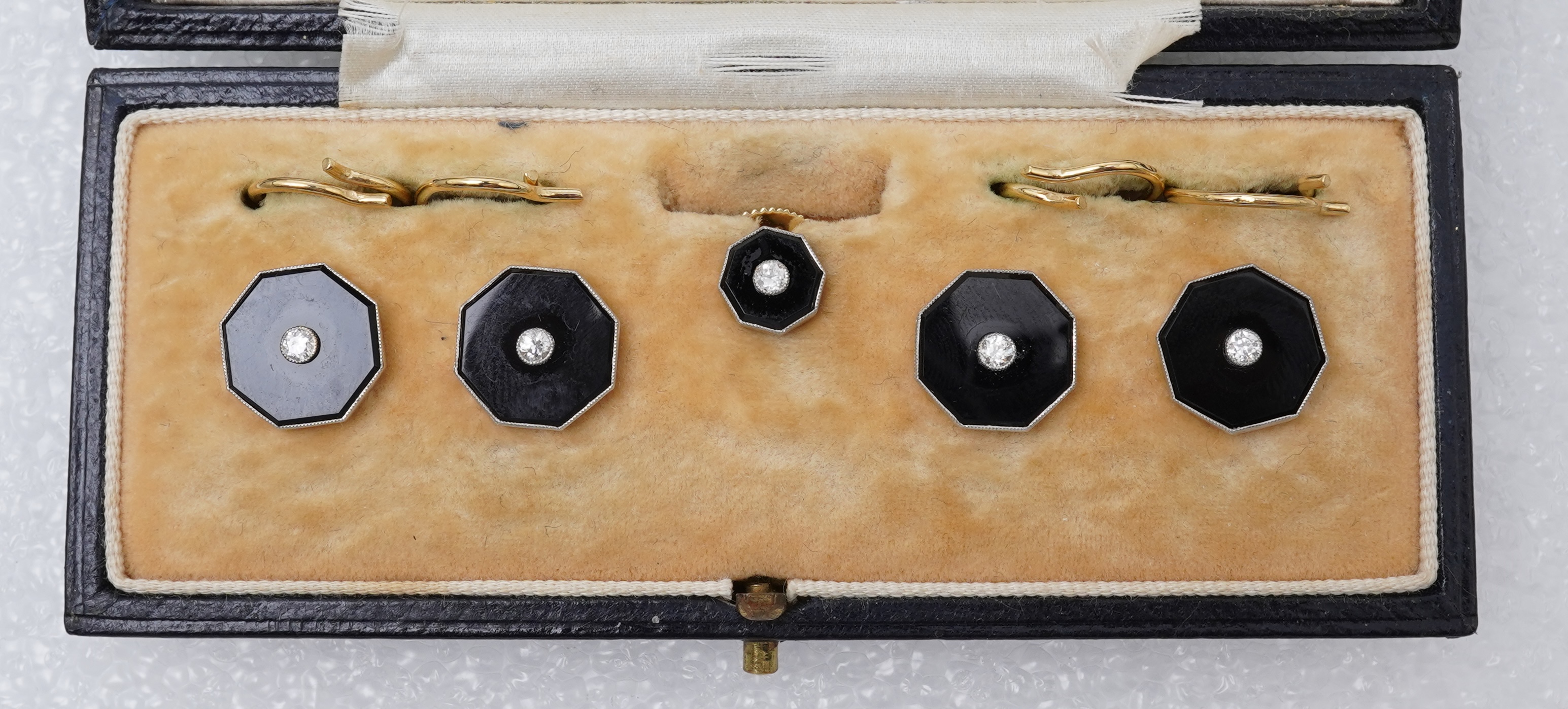 A set of 9ct gentleman's dress set cufflinks and button, retailed by Tessier